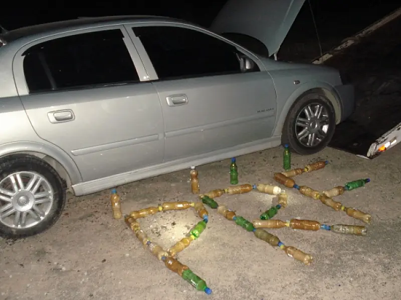 Mulher é presa com droga em garrafas pet