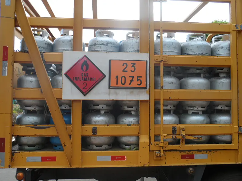 PMA apreende 446 botijões e multa em R$ 8,6 mil empresa por transporte ilegal