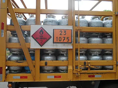 PMA apreende 446 botijões e multa em R$ 8,6 mil empresa por transporte ilegal