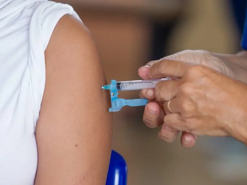 INCLUÍDA NA CAMPANHA, VACINA CONTRA INFLUENZA SEGUE DISPONÍVEL À TODA POPULAÇÃO
