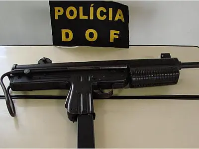 Adolescente é flagrado com metralhadora em ônibus