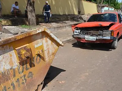 Motorista colide em caçamba com entulho em Coxim