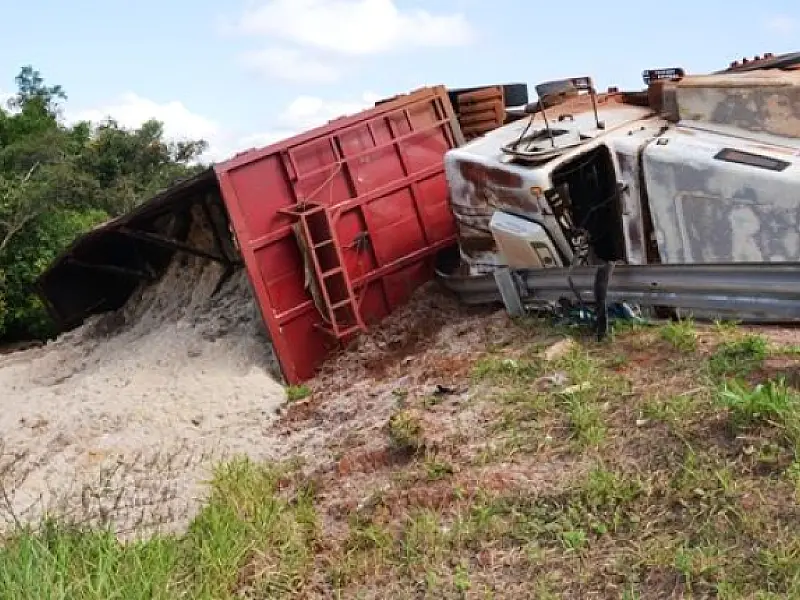 Carreta tomba na MS-141 em Ivinhema