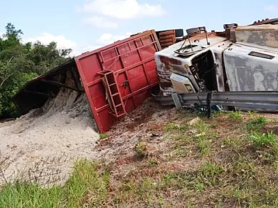 Carreta tomba na MS-141 em Ivinhema