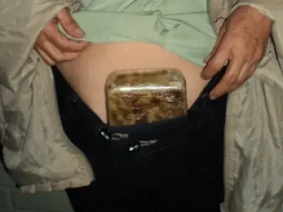 DOF apreende 2kg de pasta base com senhora de 54 anos
