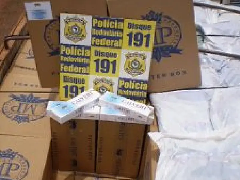 PRF apreende carreta carregada de cigarros em Paranaíba