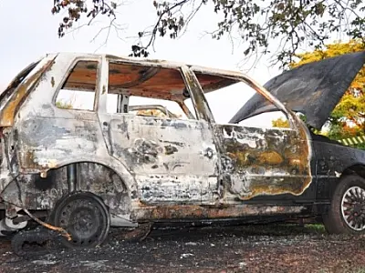 Suposto incêndio criminoso destrói carro de mulher de policial