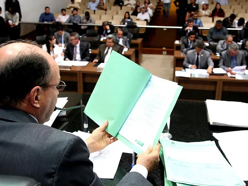 Deputados devem discutir três pareceres e uma redação final