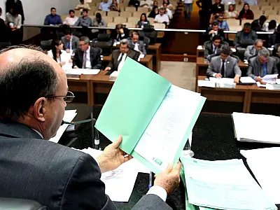Deputados devem discutir três pareceres e uma redação final