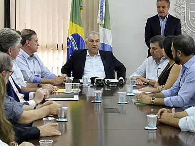 Com economia forte, Reinaldo Azambuja deixa governo com os três salários de fim de ano pagos antes d