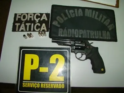 Ex-detento é preso com arma de fogo após efetuar disparos