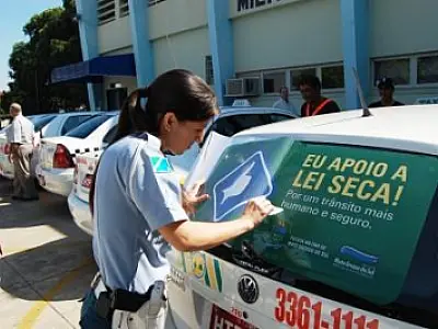 Ciptran realiza adesivagem educativa em táxis da Capital