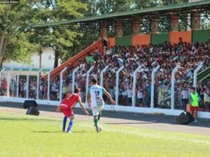 Naviraiense enfrenta o Sete e busca liderança
