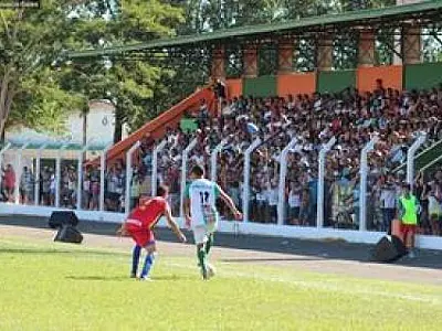 Naviraiense enfrenta o Sete e busca liderança