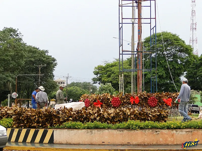 Enfeites de Natal em São Gabriel do Oeste já começaram a ser montados