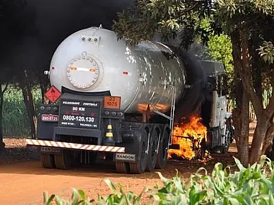Caminhão com gás inflamável pega fogo na BR-267