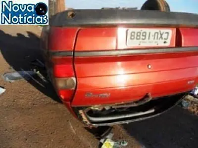 Carro com mercadoria contrabandeada capota na MS-276