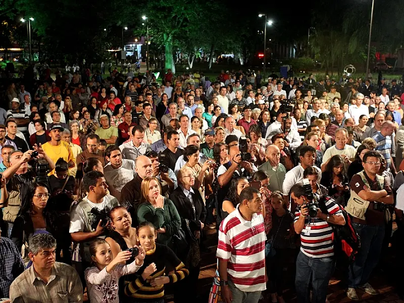 Público lota Praça Ary Coelho em sua inauguração após revitalização