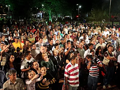 Público lota Praça Ary Coelho em sua inauguração após revitalização