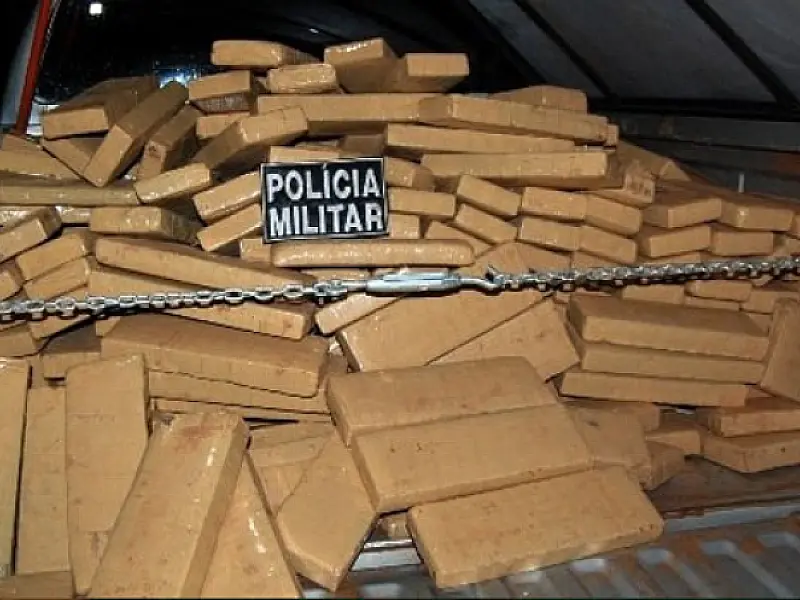 Após disparos, PM apreende camionete recheada de droga