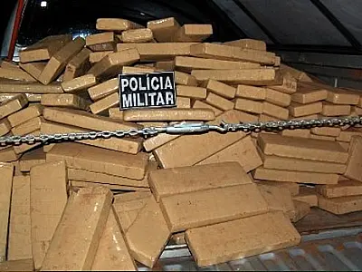 Após disparos, PM apreende camionete recheada de droga