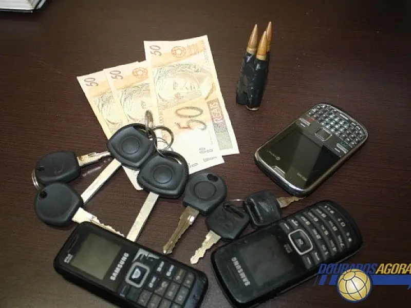 Jovem é preso com notas falsas, munições e chaves de veículos em Dourados