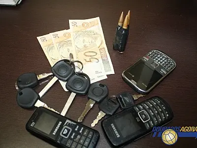 Jovem é preso com notas falsas, munições e chaves de veículos em Dourados