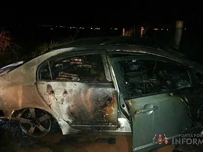 Honda Civic é incendiado com 700 quilos de maconha