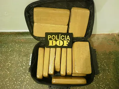 Polícia apreende 14 tabletes de maconha