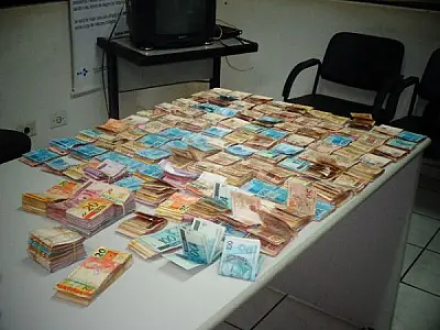 PRF prende dois homens com 120 mil reais em Naviraí