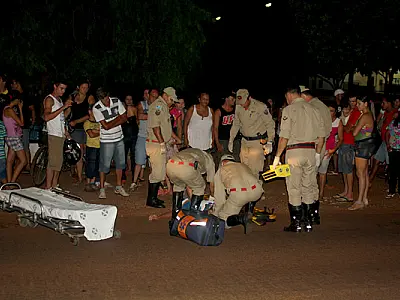 Motociclista atropela mãe com bebê de seis meses