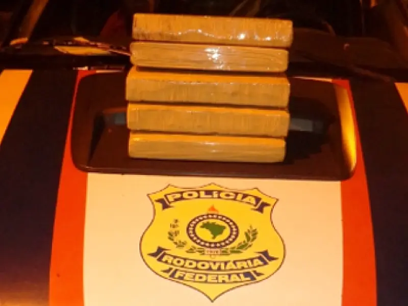 PRF apreende 7,7 kg de maconha com adolescente em São Gabriel