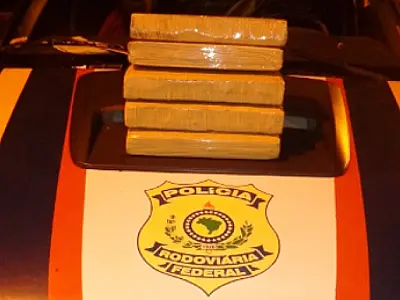PRF apreende 7,7 kg de maconha com adolescente em São Gabriel