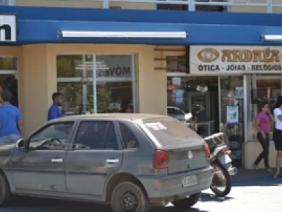 Assaltantes roubam joalheria e fogem de bicicleta em Coxim