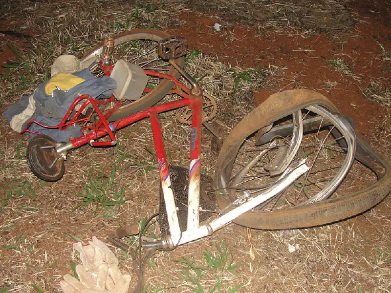 Condutor atropela ciclista, foge e deixa placa do carro na pista