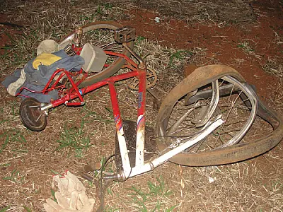 Condutor atropela ciclista, foge e deixa placa do carro na pista