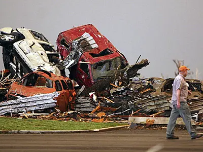 Tornado provoca destruição em cidade do Missouri, nos EUA