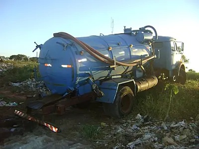 Caminhão despeja resíduo de óleo em local impróprio