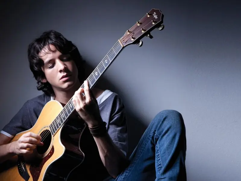 Jonavo e Barulho Zen fazem show com Guga Borba