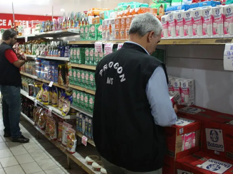 Procon constata produtos fora da validade em supermercados da Capital