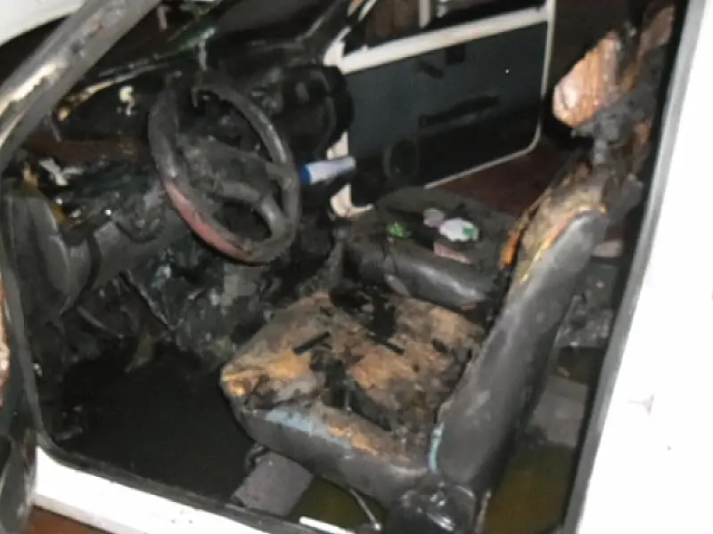 Homem joga bituca de cigarro fora e acaba incendiando veículo