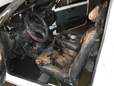 Homem joga bituca de cigarro fora e acaba incendiando veículo