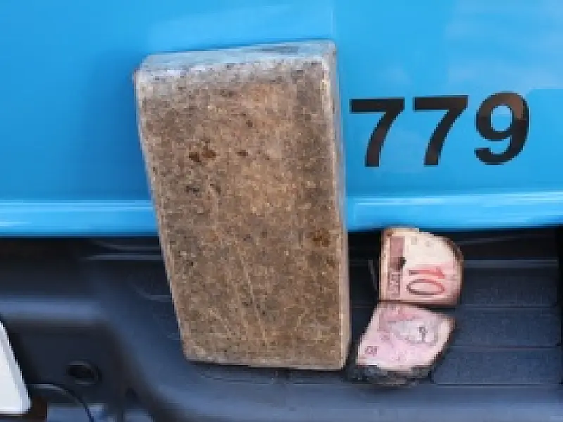 Jovens são presos com maconha, carro roubado e dinheiro