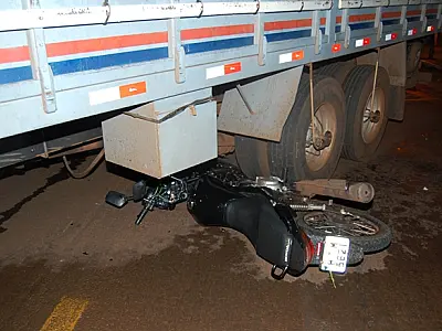 Grave acidente entre moto e caminhão deixa motociclista ferido em Fátima do Sul
