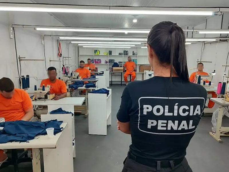 De moda fitness a uniformes: detentos atuam na indústria de confecção dentro de presídio em MS