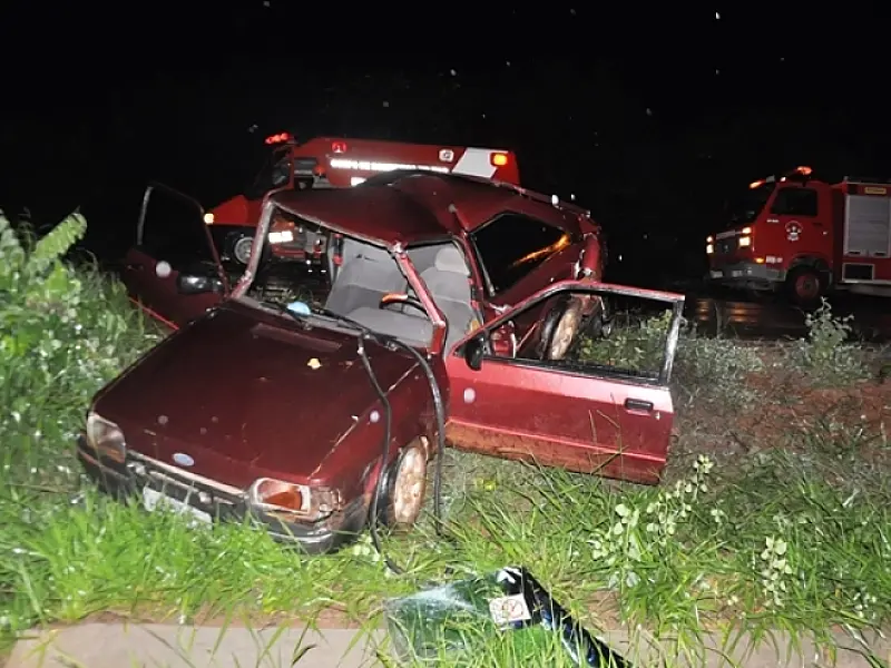 Defeito em veículo provoca acidente com dois carros na BR-359