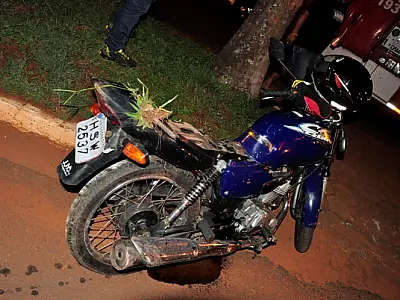 Motociclista fica ferido após perder o controle e colidir em uma árvore
