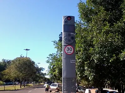 Motorista passa a 22 e lombada registra 59 km/h no Parque dos Poderes