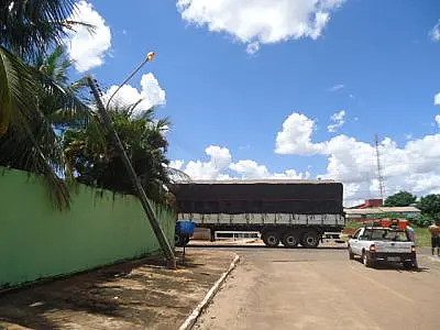 Carreta enrosca em rede elétrica e deixa parte de Sonora sem energia