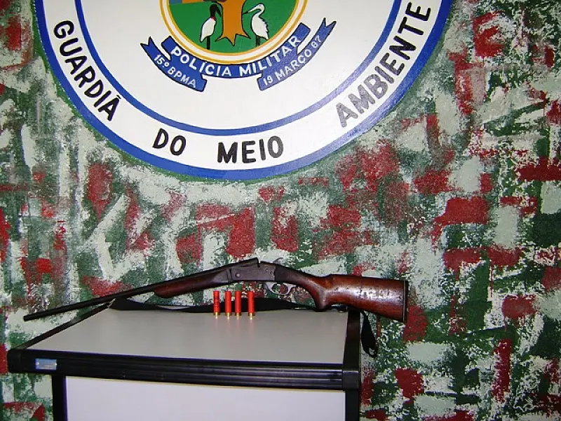 PMA prende pescador com espingarda de caça e munições